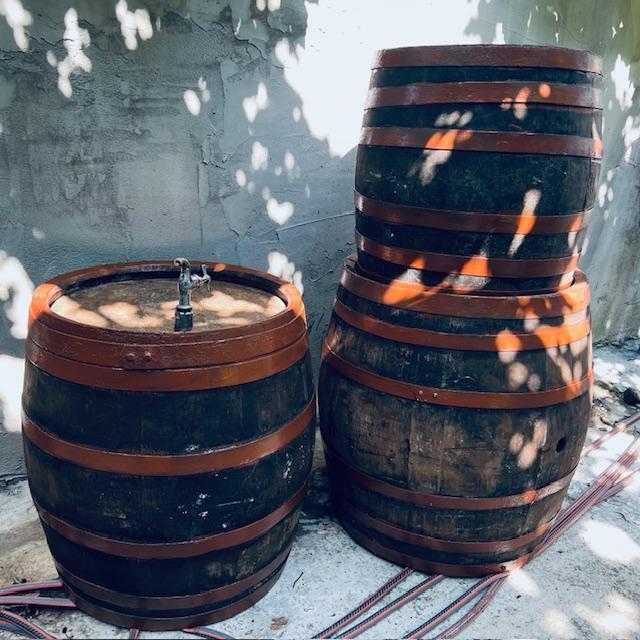 Vand trei butoaie pt vin