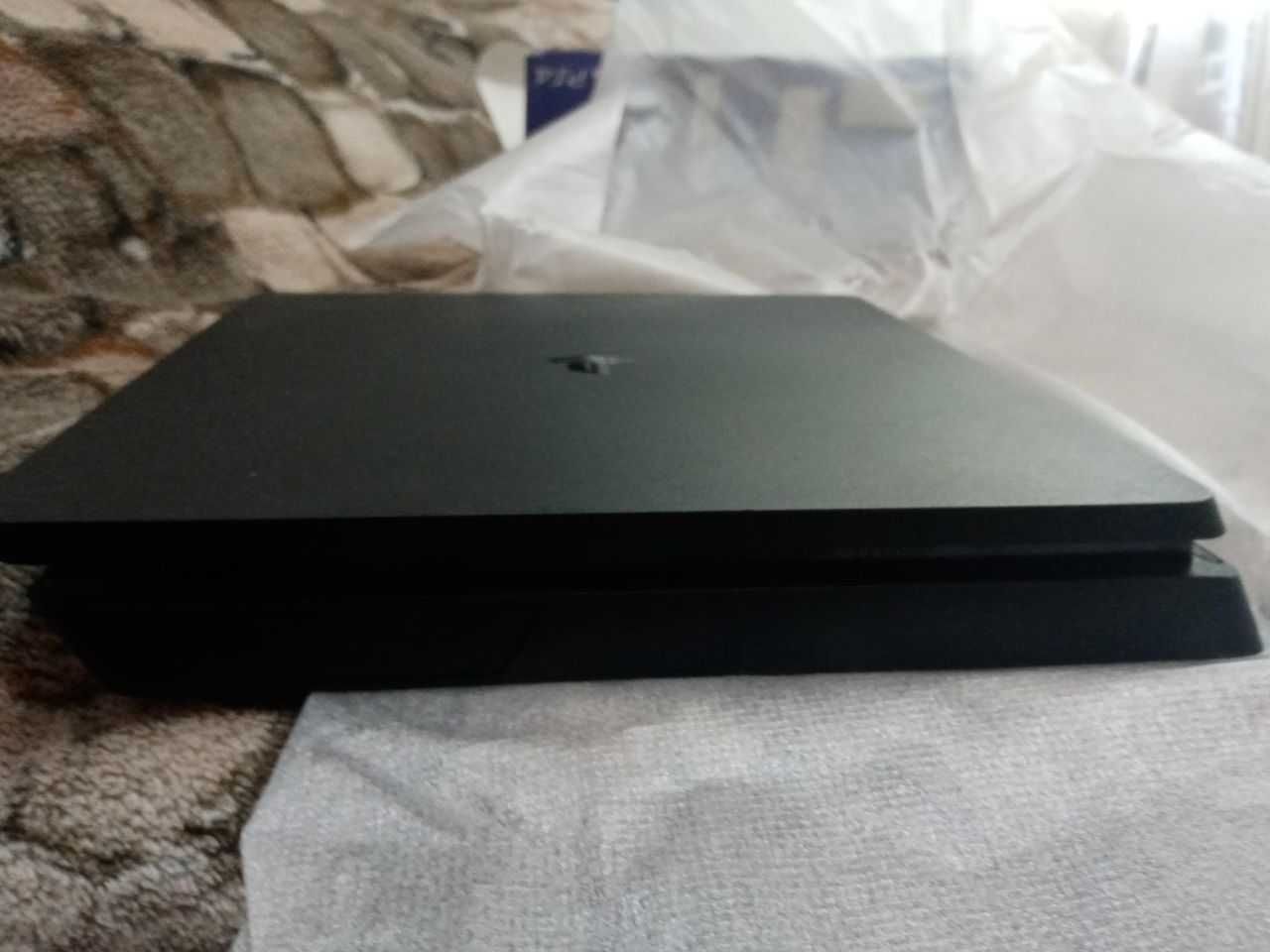 Sony Playstation 4 Slim 500 Gb. - 2 месяца в использовании.