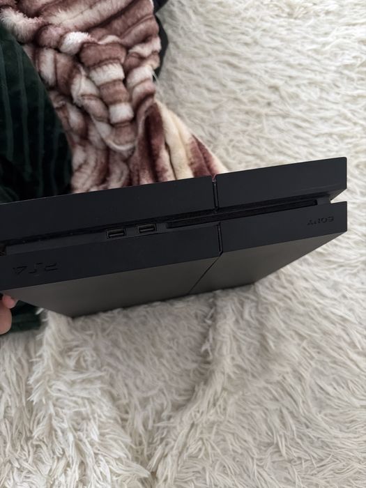 Vand playstation 4 cu 2 contrrolere