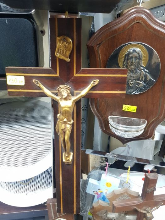 Най-различни модели кръстове купени са от Франция