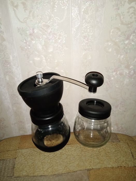Кофемолка ручная, подарочный вариант, новая.