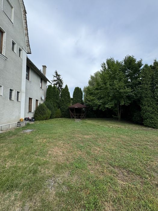 Cladire 633 mp, spații comerciale + etaj cu 10 camere – eligibilă PTJ