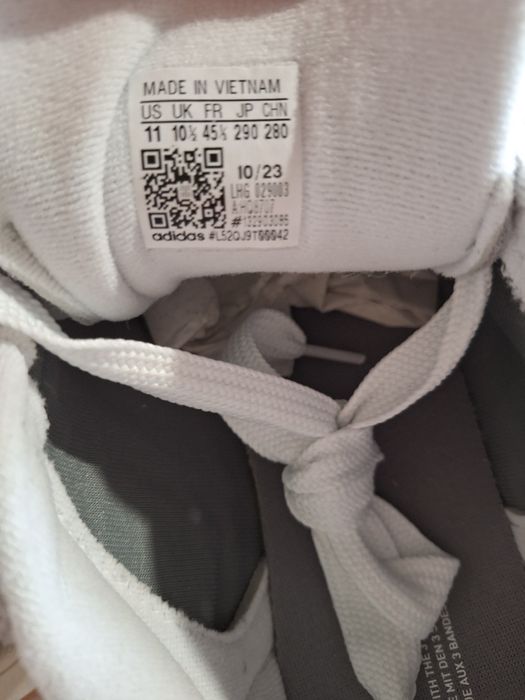 Adidași noi cu eticheta