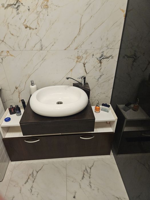 Se vinde dulăpior baie si ghiuvetă plus baterie