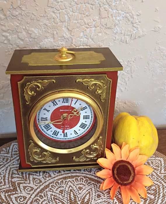 Дървен руски ретро часовник