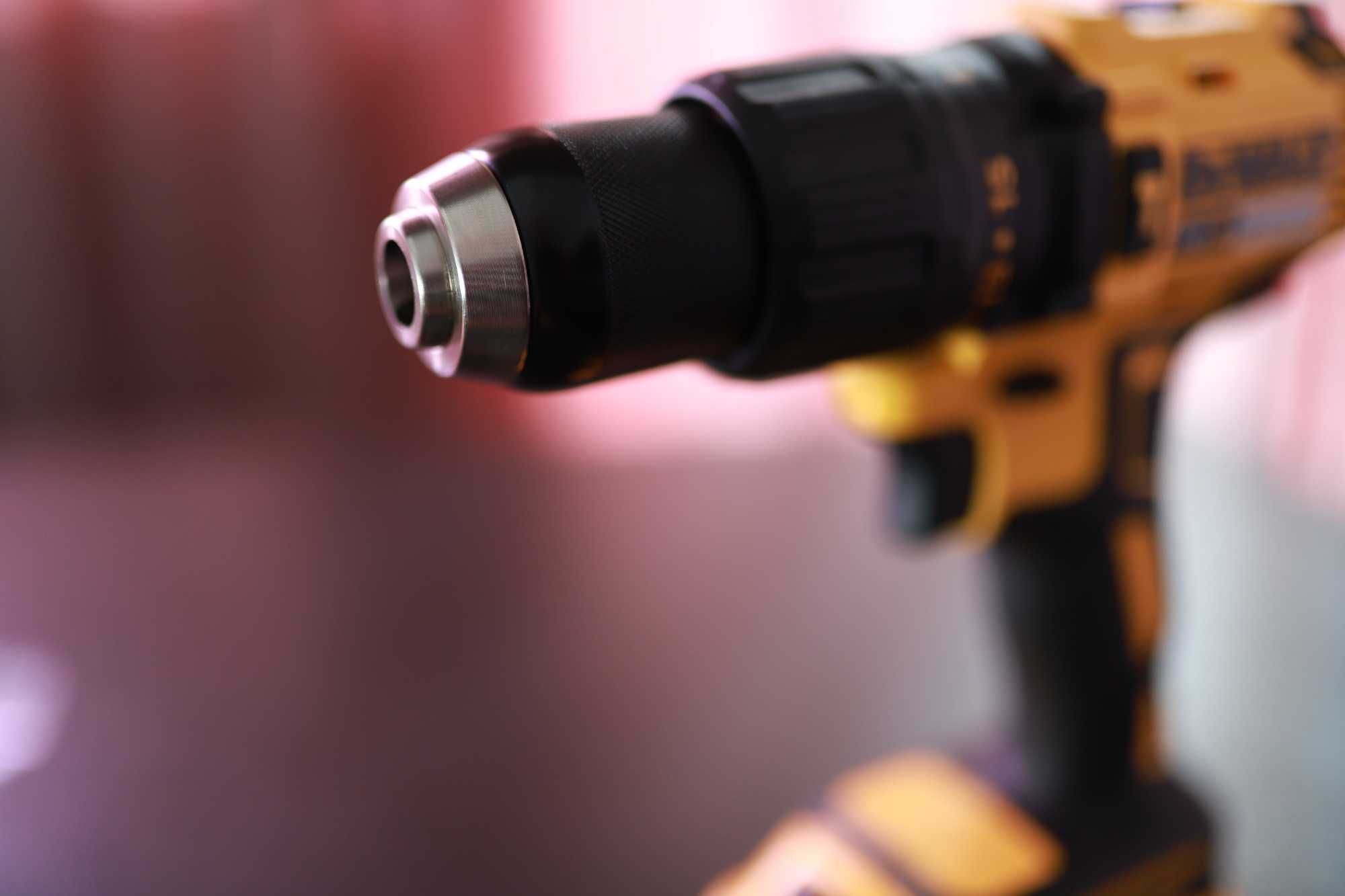 DeWALT комбинирана дрелка с две батерии  от 5 ампера