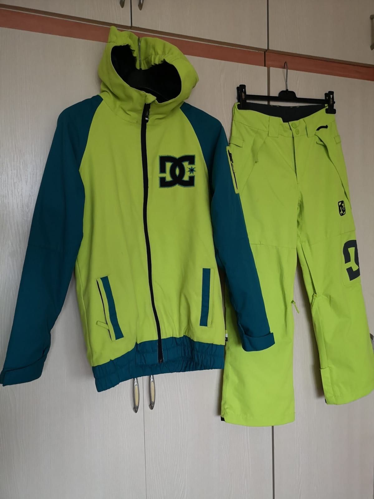 Costum  DC placa snowboard geaca pantaloni burton nitro