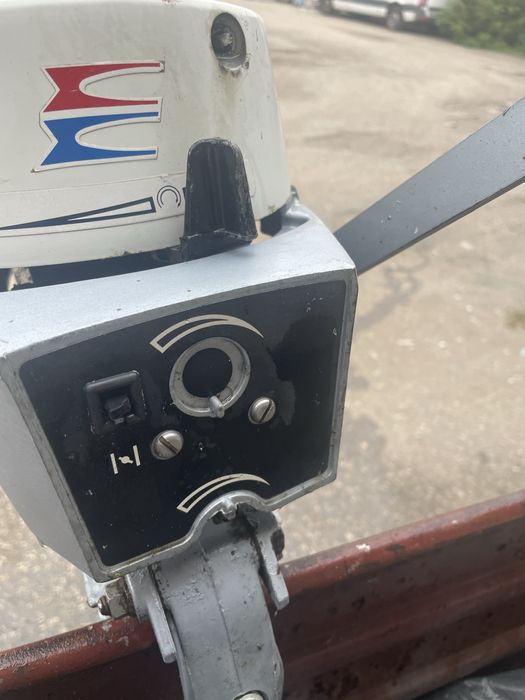 Два извънбордови двигатели Suzuki и Evinrude