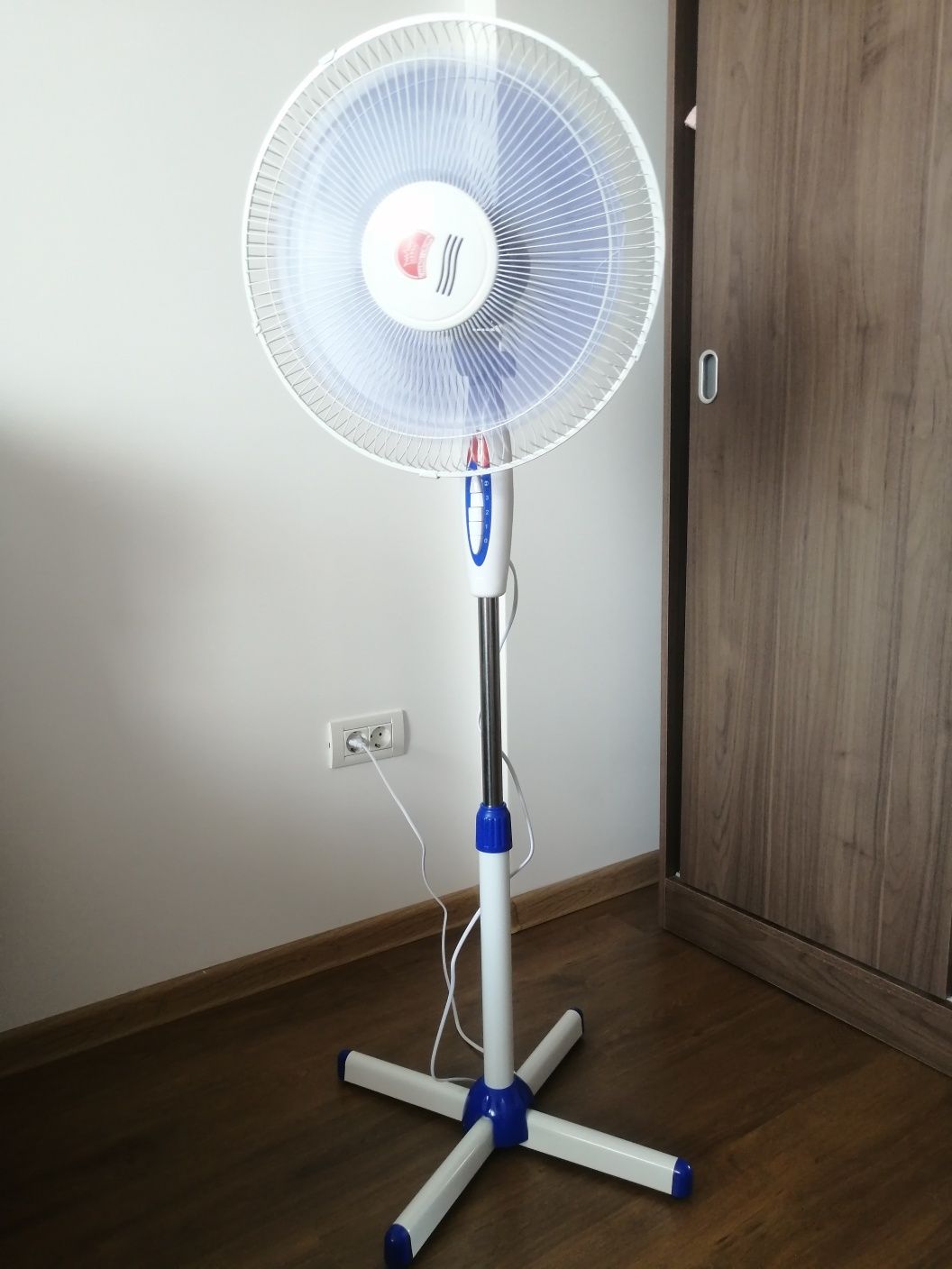 Ventilator de camera cu 3 trepte rotativ