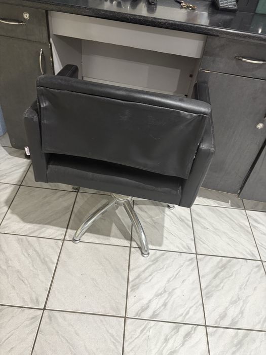 Vand canapea ,scaun coafor ,scafa ,si postul de lucru In stare buna