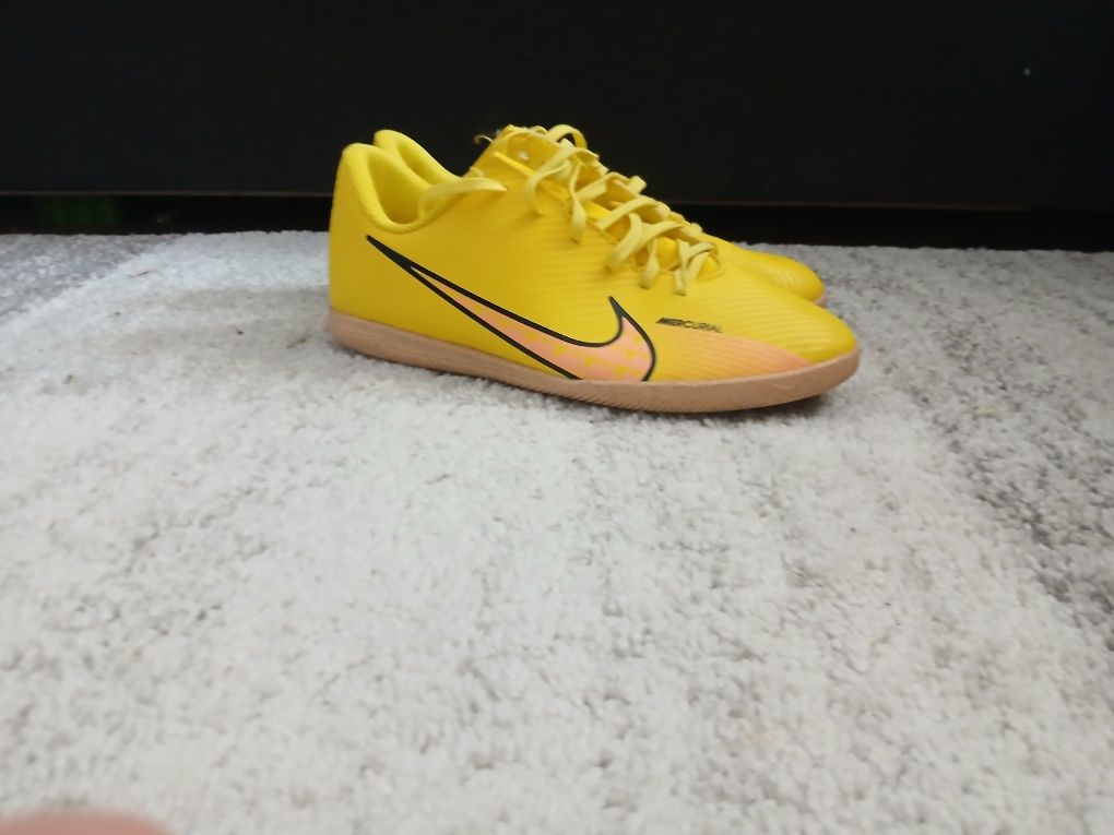 Vând adidasi de fotbal nike  marimea 37.5