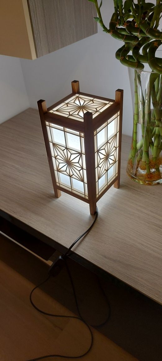 Lampi din lemn cu panouri kumiko