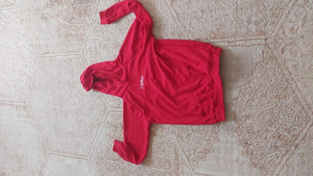 Красная толстовка