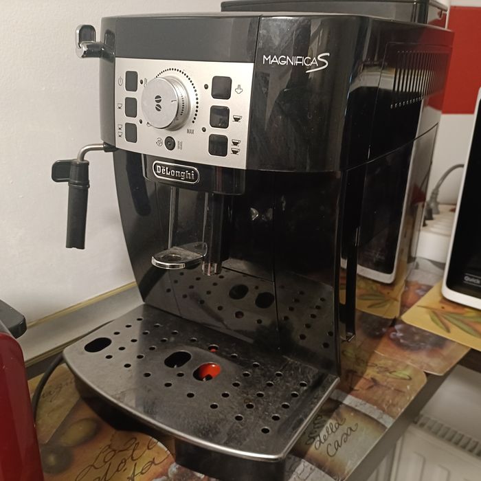 Vând aparat de cafea Delonghi Magnifica S