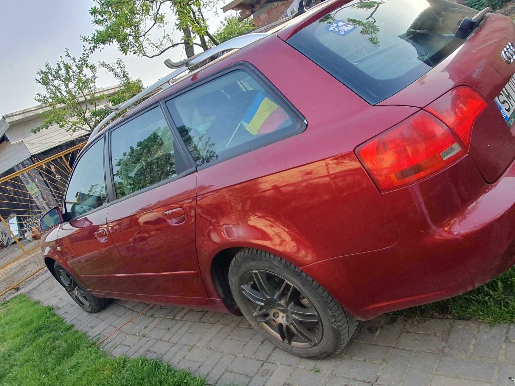 Audi A4 roșu-vișiniu
