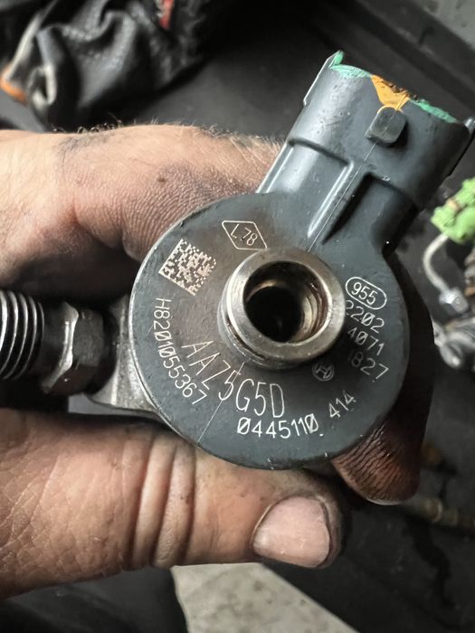 Injector 1.6  R9M din 2016 cod 0445110414 8201055367