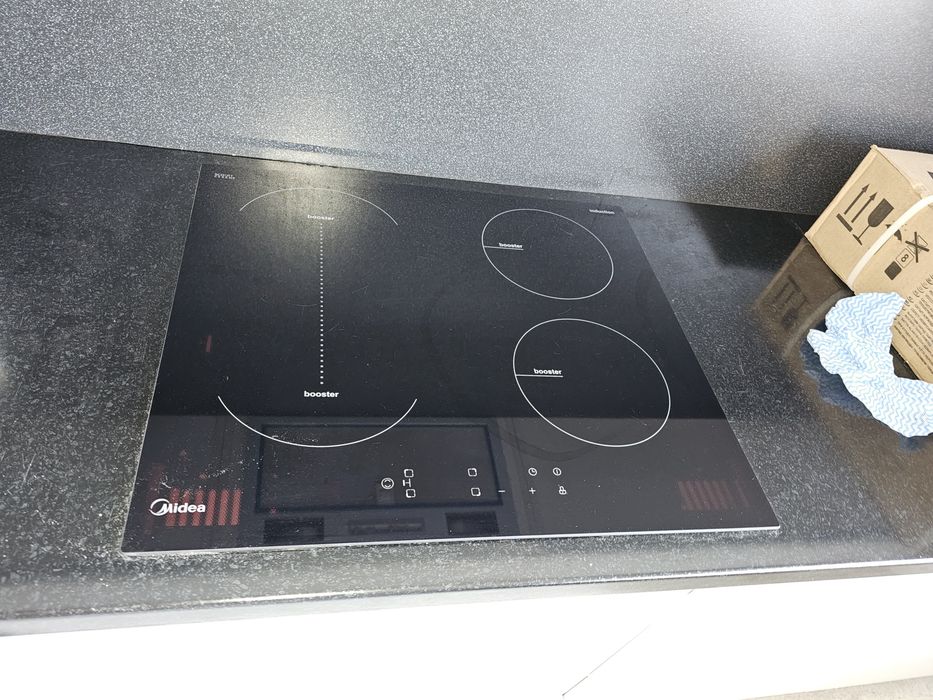 Индукционная  варочная поверхность.