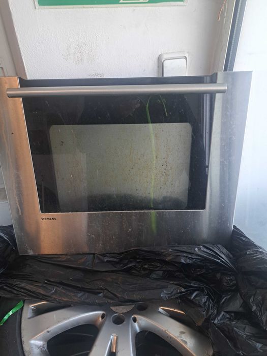 Продавам за части фурна за вграждане simens