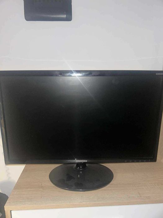 Monitor Samsung S24D330.  Monitorul este 100% functional.