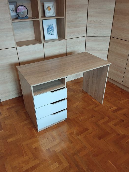 Бюро с три чекмеджета