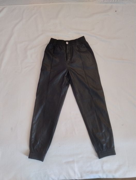 Черен кожен панталон Bershka