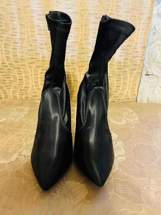 Елегантни черни сатенени боти!