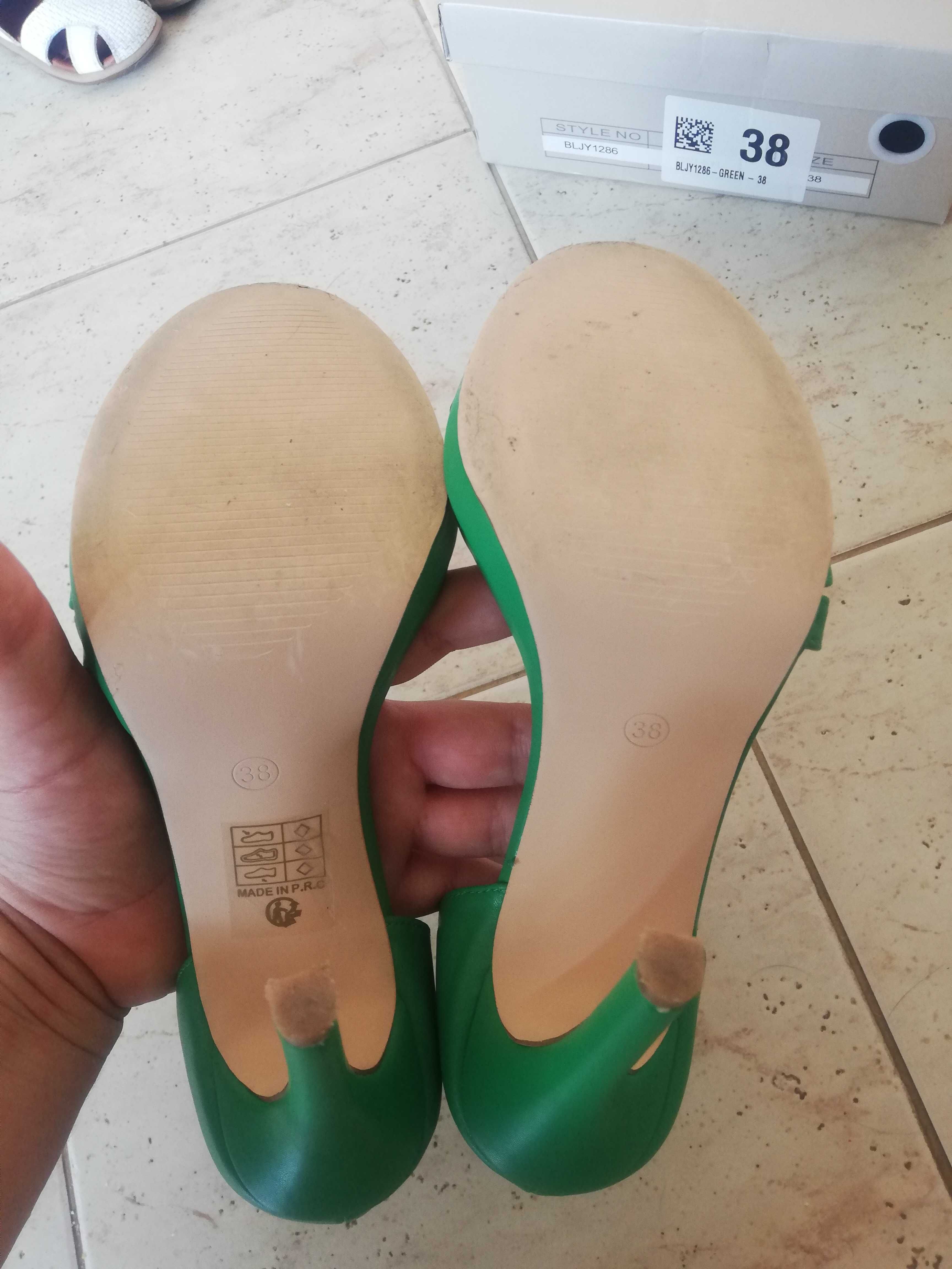 Зелен елегантен сандал на ток