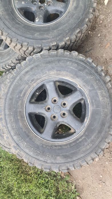 Vând jante Jeep 15" cu cauciucuri de noroi