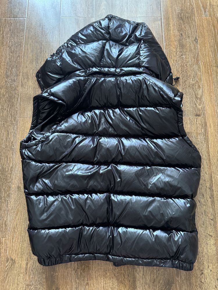 Vesta Moncler lucioasa