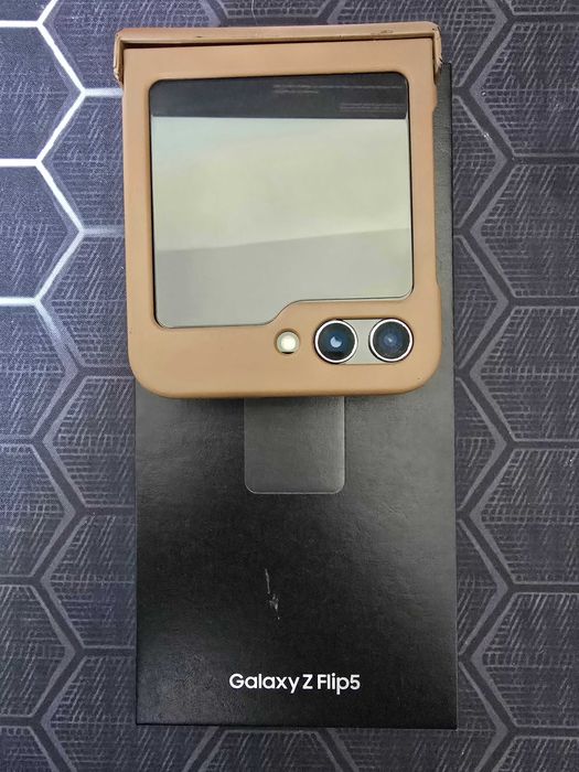 Samsung Galaxy Z Flip 5 – 256 GB, cu husă originală, stare foarte bună