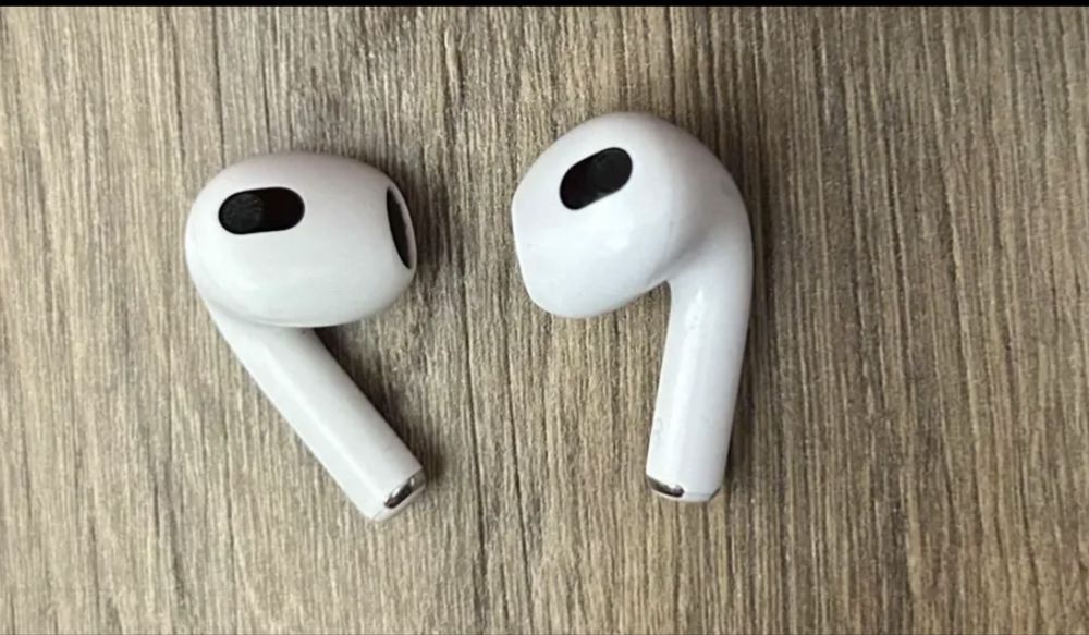 Продам наушники левый ухо и правый ухо от airpods 3
