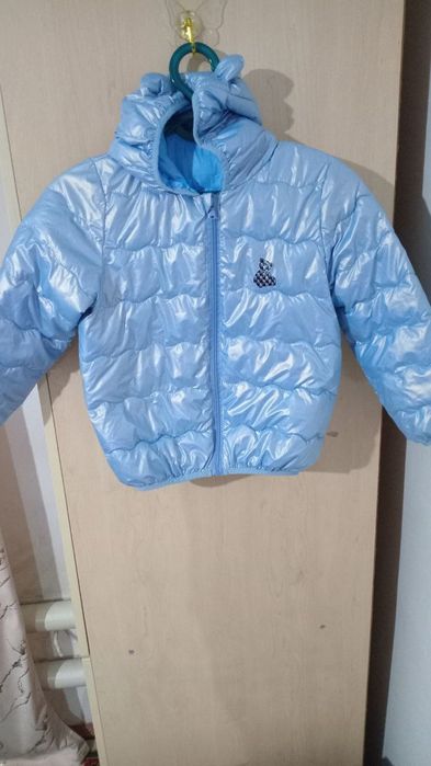 Курточка легкая,можно на девочку или мальчика