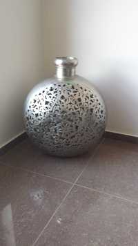 Продавам инкрустирана метална ваза за 600лв.
