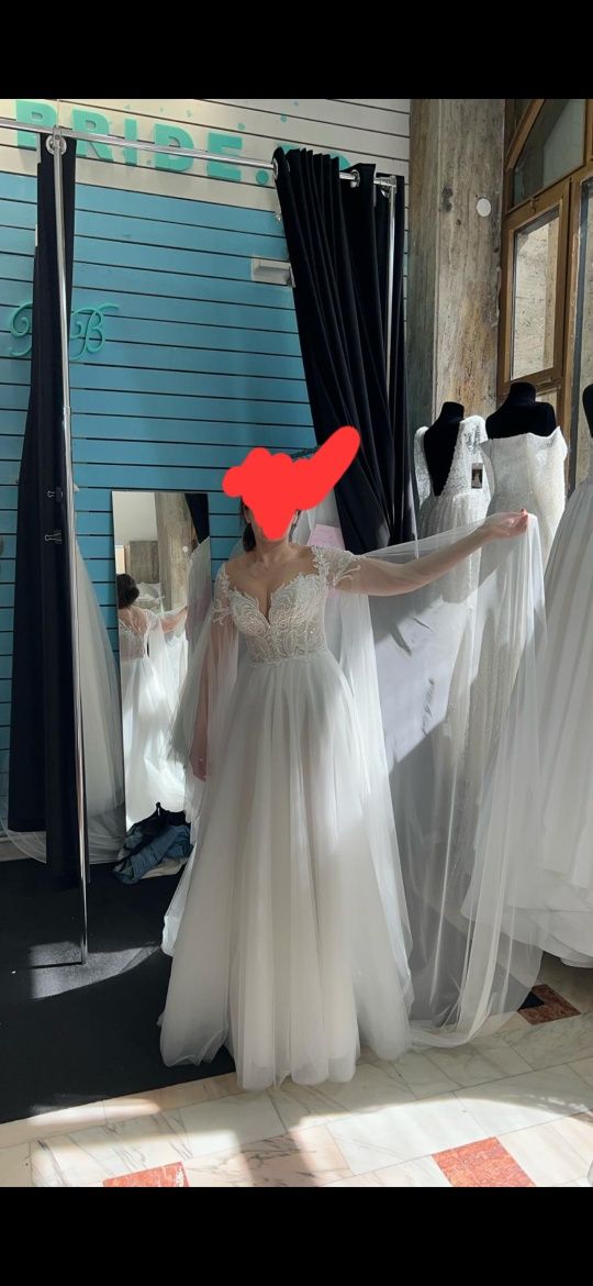 Rochie de mireasa cu maneci fluture.
