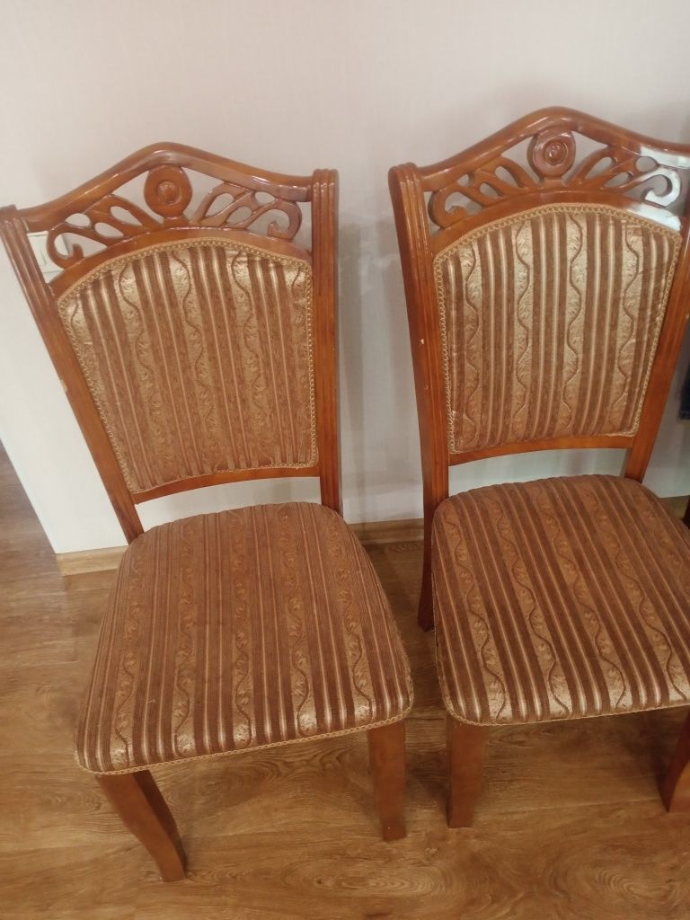 Продается стол со стульями