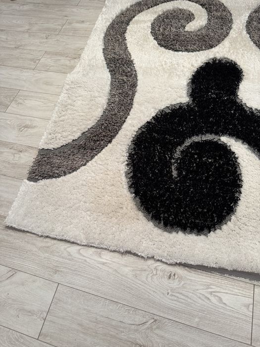 Covor alb cu negru