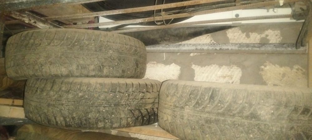 Шины шипованые для внедорожника или паркетника.