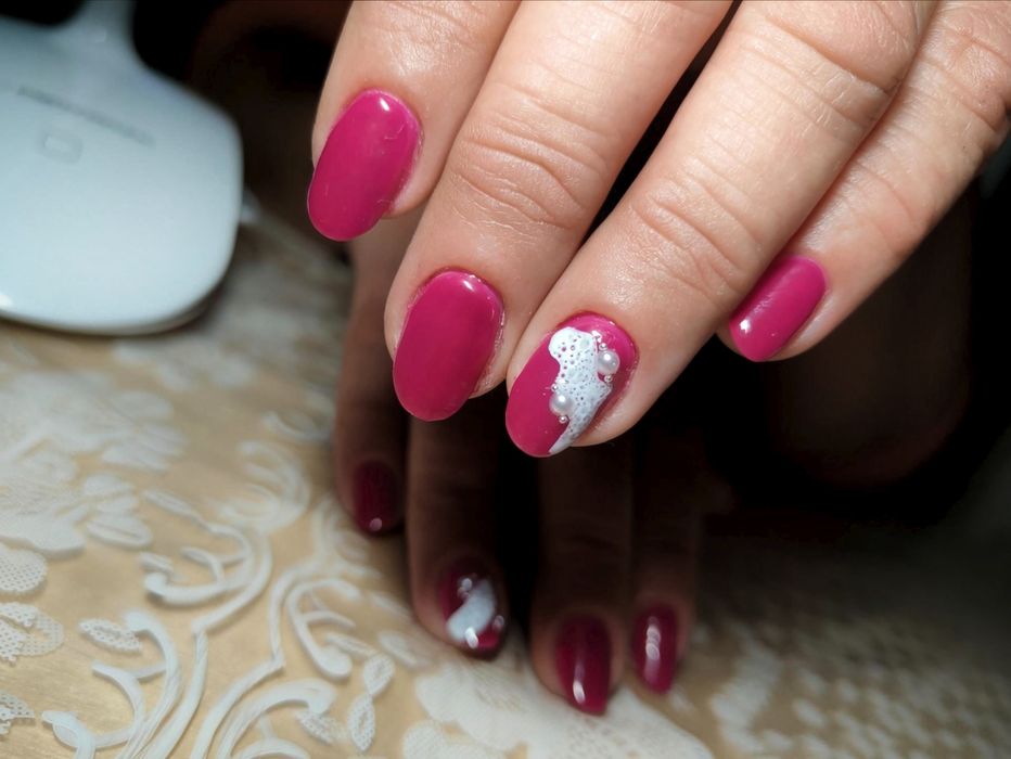 Ofer servicii de manichiura cu gel