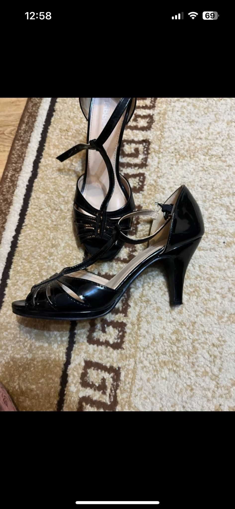 Sandale negre cu toc