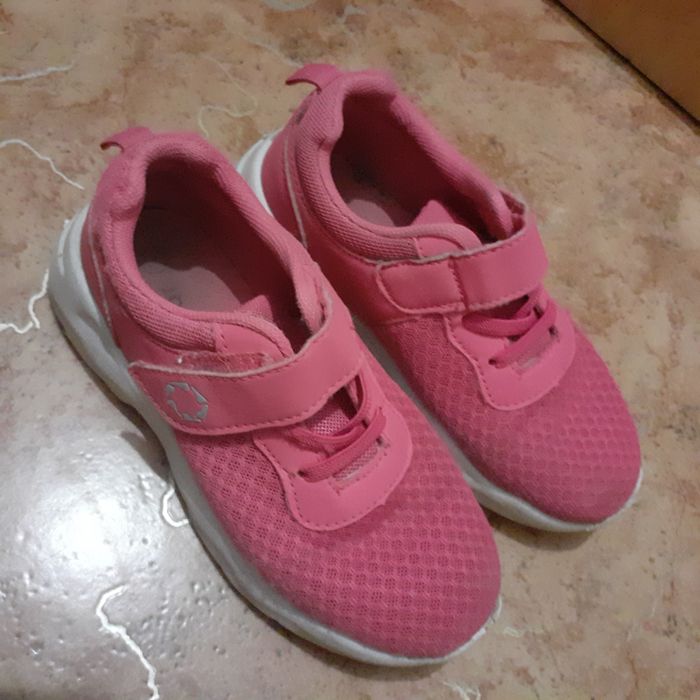 Продам кросовки ,платья новые