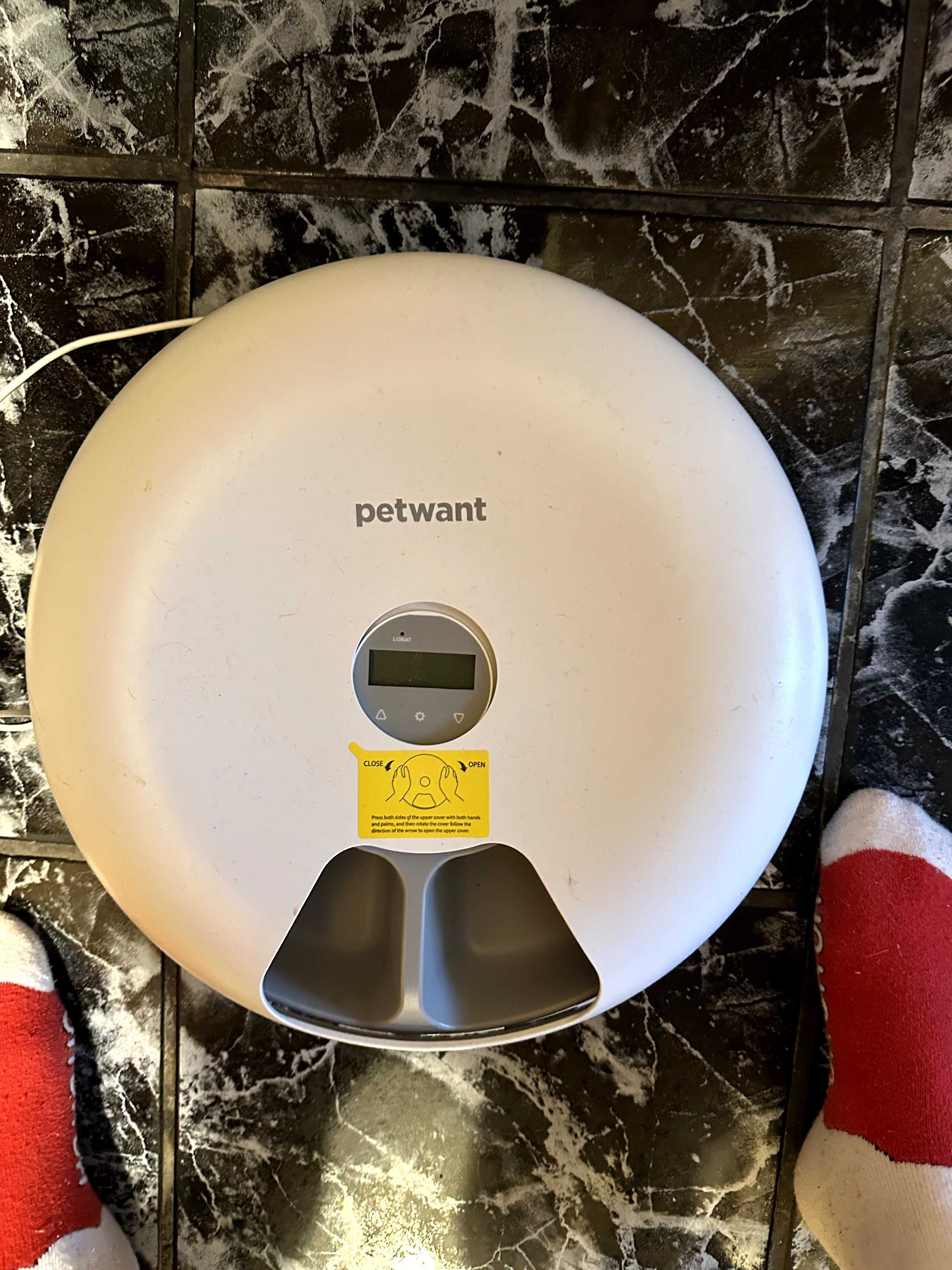 Dispenser automat pentru hrana caini/pisici