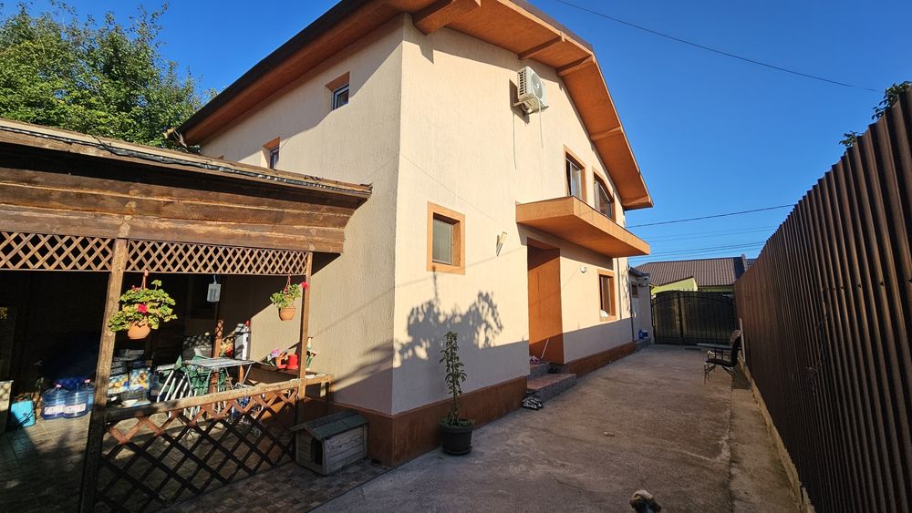 Vânzare 2 case complet utilate Moderne cu panouri solare si 3 AC Valu