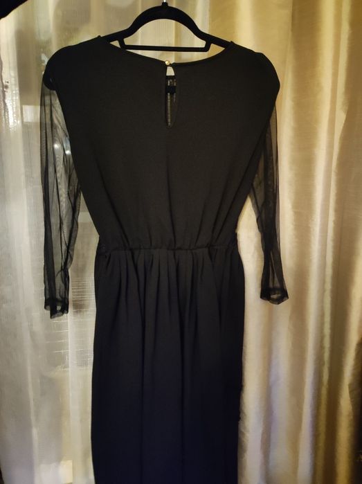 Красива рокля с дантелени ръкави