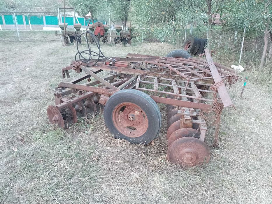 Semanatoare porumb , paioase , disc , plug tractor