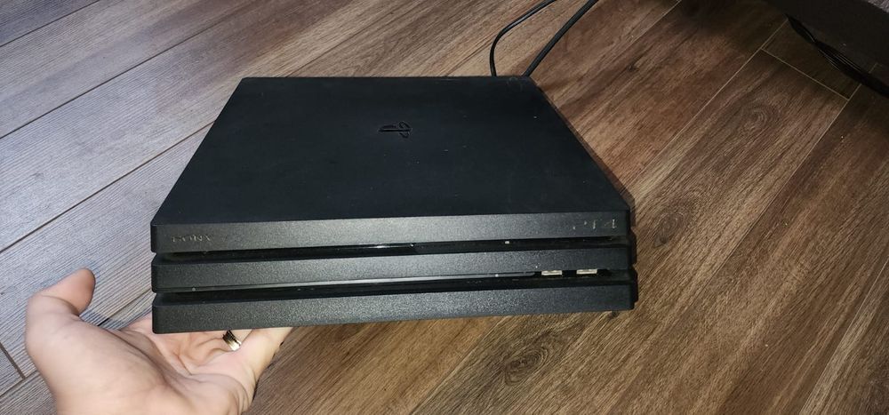 PlayStation 4 Pro,1TB memorie și două manete