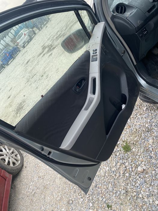 Тойота Ярис 1.0 на части