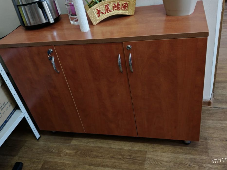 Низкий комод с тремя отсеками