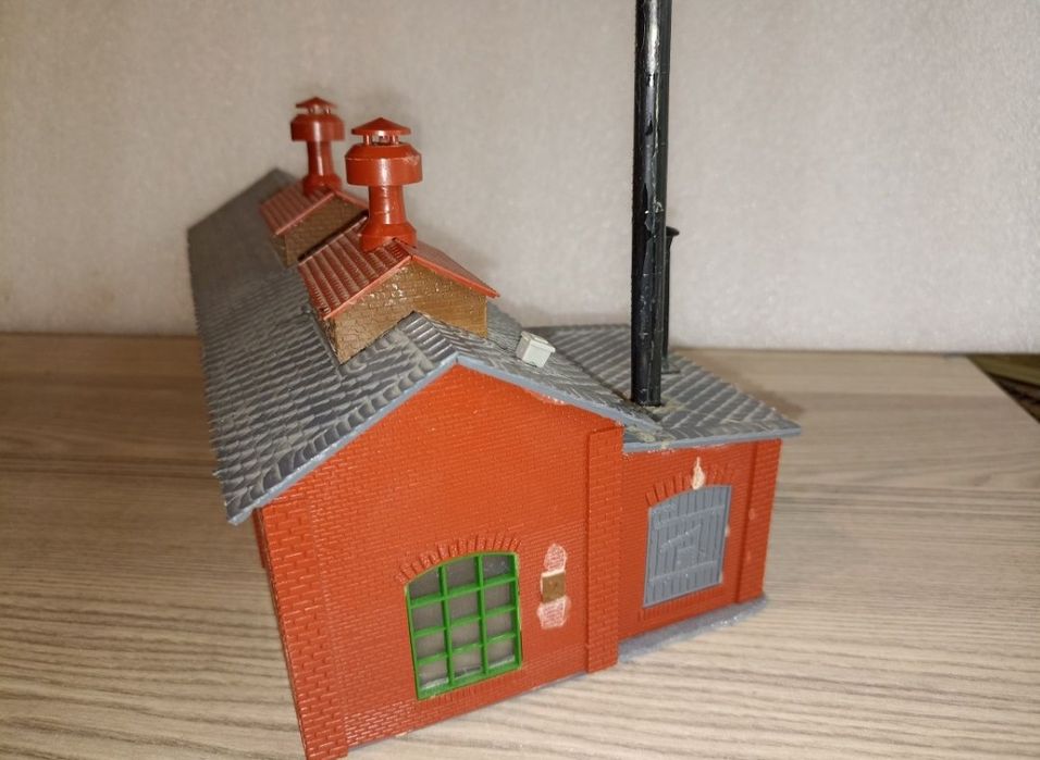 Diorama clădire remiză Faller 

Dimensiuni 305*158*170

Predare person