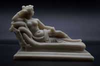 Гола скулптура/статуетка от лят мрамор "Венера Виктрикс"