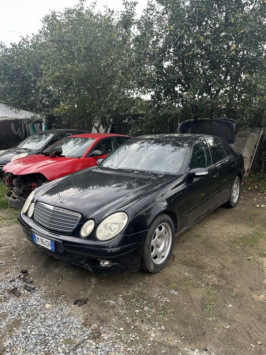 Dezmembrez mercedes e200
